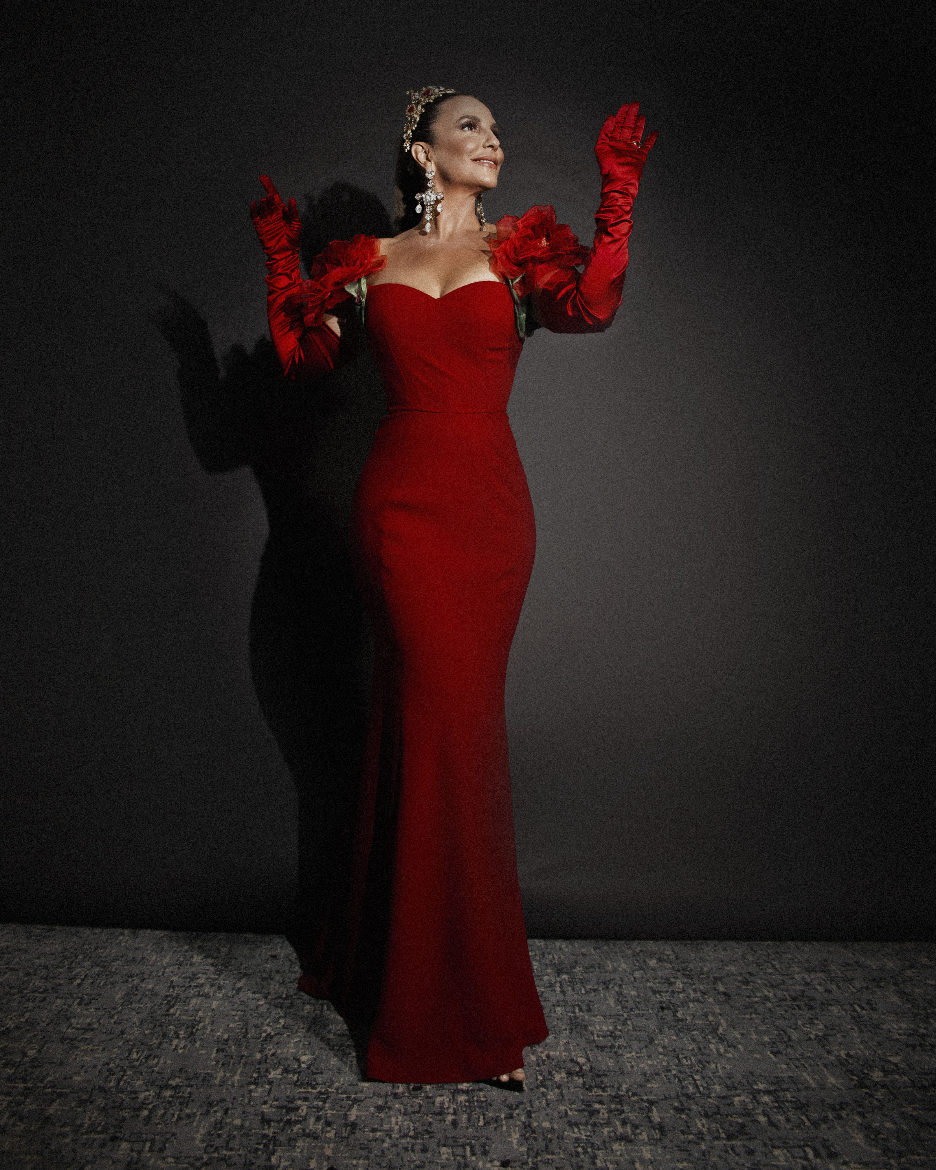 Ivete Sangalo anuncia seu tema para o Carnaval 2020, “O Reino de Mainha”, com um look exclusivo da Dolce & Gabbana