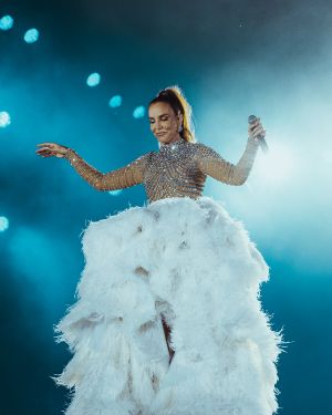 Ivete Sangalo esquenta e lota o Maracanã com show histórico.