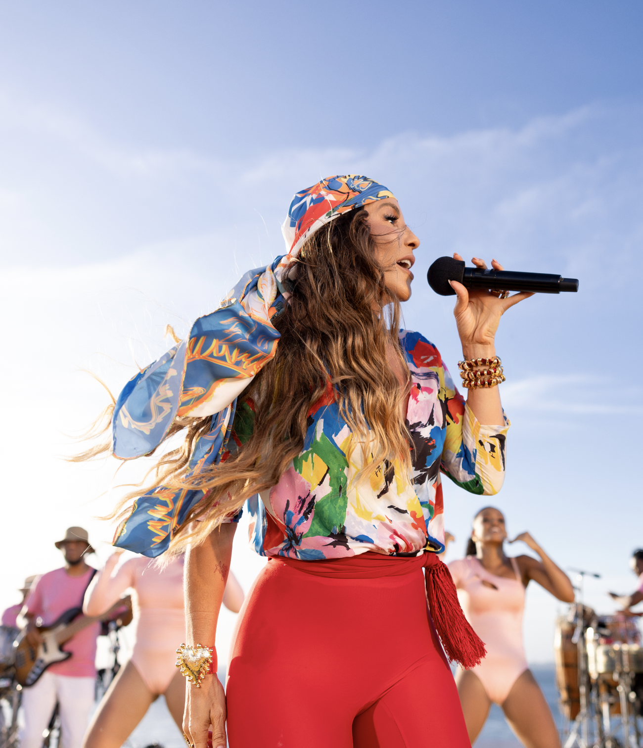 Ivete Sangalo lança o ensolarado EP “O Verão Bateu em Minha Porta”