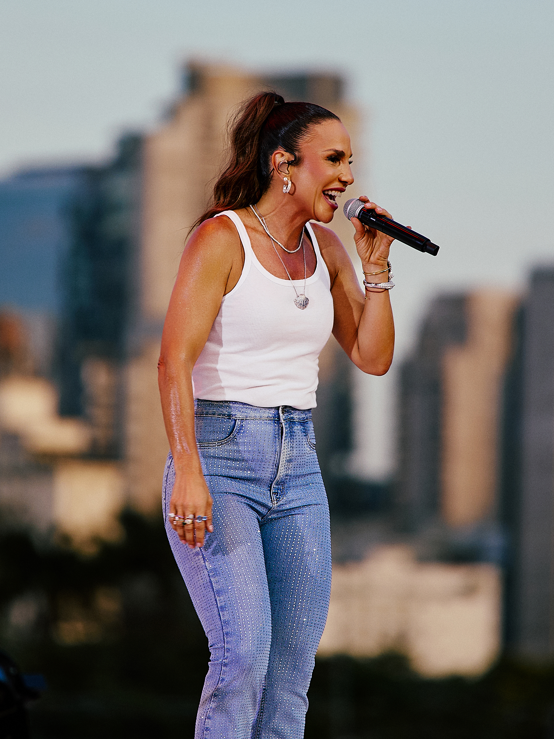 Ivete Sangalo estreia turnê “Ivete Clareou” em São Paulo com convidados especiais e show repleto de clássicos do samba e pagode